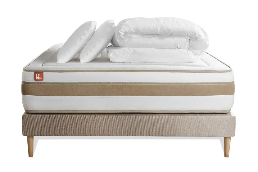 Pack lit complet 140x200 cm - Matelas + Sommier Beige (en kit) + 2 oreillers + Couette - Le Raffiné